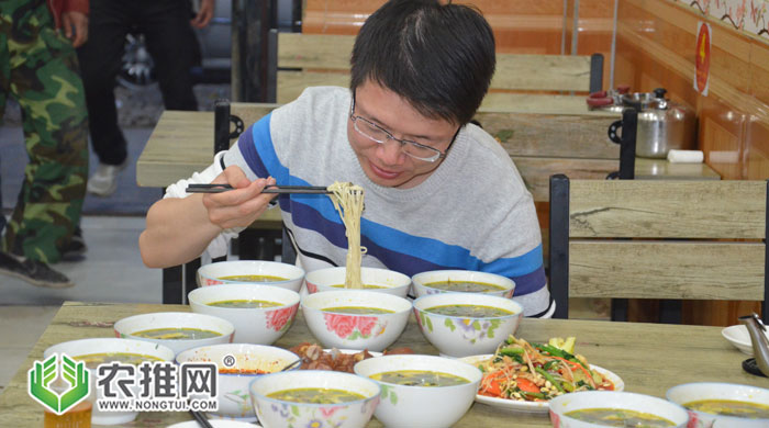 拍摄结束后在陕西省武功县吃这里独特的汉族风味小吃旗花面